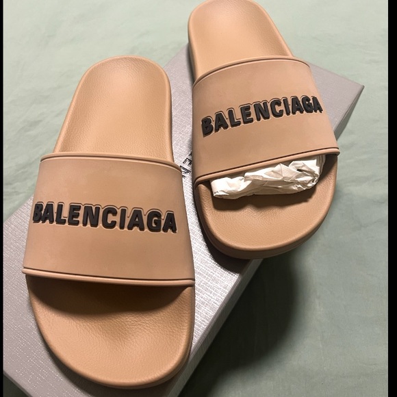 BALENCIAGA WOMEN'S POOL SLIDE SANDAL IN BEIGE SIZE 37 - Picture 1 of 6